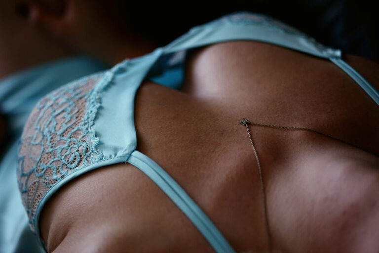 How do push-up bras create cleavage?